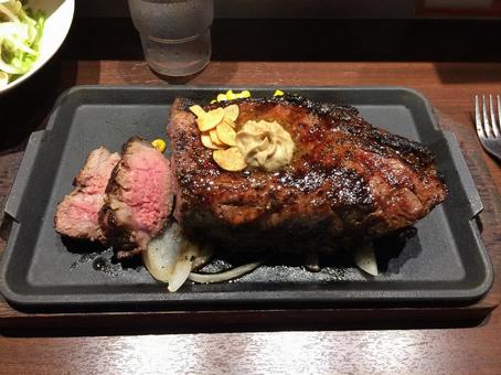 カットしたミディアムの巨大ビーフステーキ カットしたミディアムの巨大ビーフステーキの写真