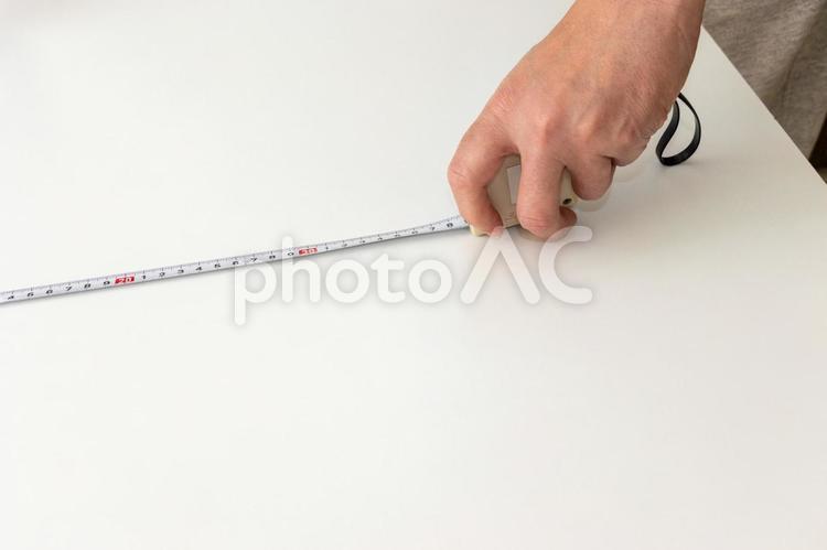 巻尺で家具の寸法を測る 巻尺,測定,家具の写真素材