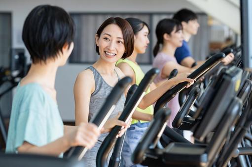 ジムでトレーニングするミドルの女性 ジム,女性,トレーニングの写真素材