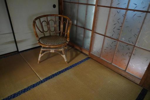 古い日本家屋に置かれたラタンチェア 古い日本家屋に置かれたラタンチェア 籐椅子,ラタンチェア,和室の写真素材