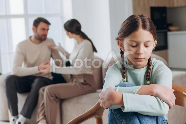 喧嘩する両親の前で目を瞑る女の子 親子,女の子,両親の写真素材