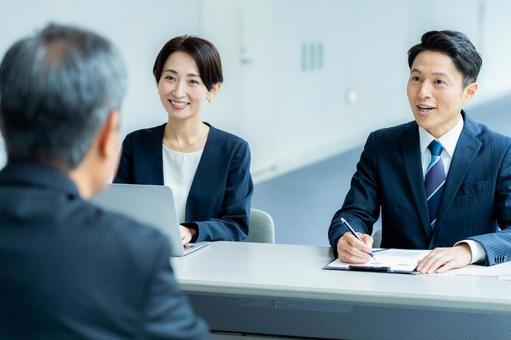 面接を受けるシニア男性 面接,面談,笑顔の写真素材