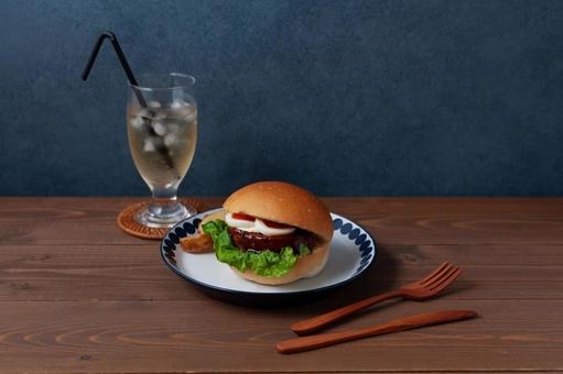 お皿にのせたテリヤキバーガー テーブル お皿にのせたテリヤキバーガー テーブル テリヤキバーガー,ハンバーガー,バーガーの写真素材