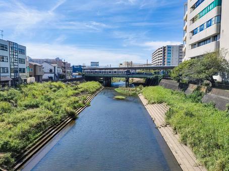 柏尾川と戸塚駅ホームと横須賀線車両 柏尾川と戸塚駅ホームと横須賀線車両 吉倉橋,柏尾川,戸塚駅の写真素材
