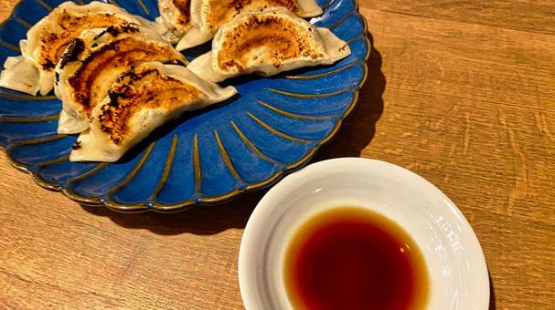 青い皿に乗せた餃子 青い皿に乗せた餃子 餃子,焼き餃子,美味しいの写真素材