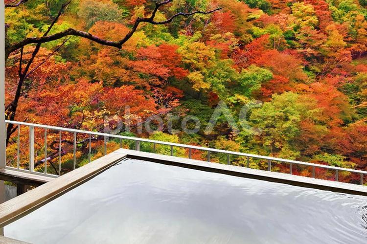 紅葉と温泉のイメージ 温泉,露天風呂,旅の写真素材