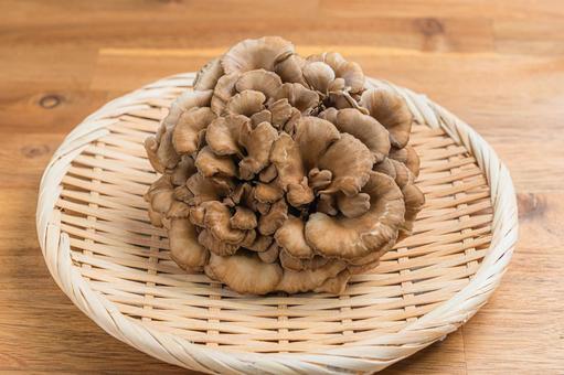 竹ざるに盛られた舞茸 竹ざるに盛られた舞茸 舞茸,きのこ,原木の写真素材