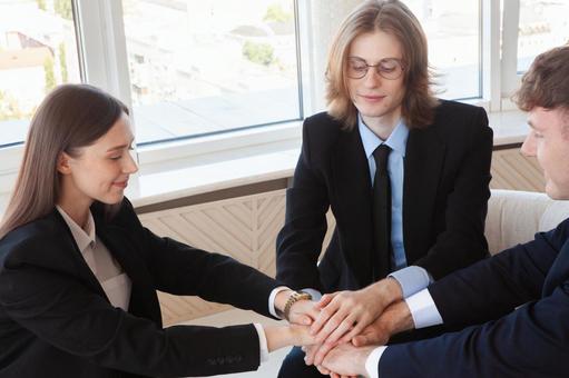 手を重ねる男女 男女,外国人,ビジネスの写真素材