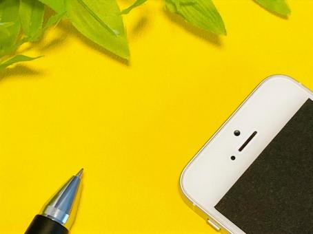 スマホとボールペン（コピースペースあり） スマホ,ペン,スマートフォンの写真素材