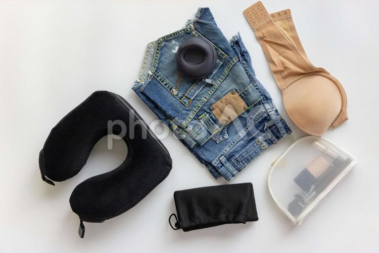 ベージュのブラジャーと首枕とジーンズ メッシュ,ポーチ,化粧品の写真素材