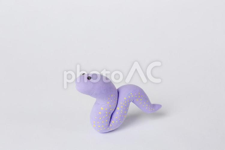 オレンジ色のドットの紫がゆっくり移動する様子 蛇,クレイアート,動物の写真素材