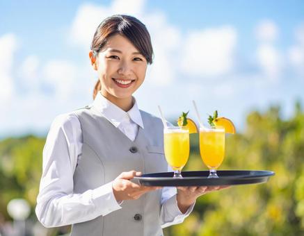 お飲み物をお持しました・リゾートスタッフ お飲み物をお持しました・リゾートスタッフの写真