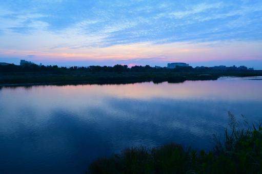 早朝の多摩川河川敷から観た風景2 早朝の多摩川河川敷から観た風景2の写真