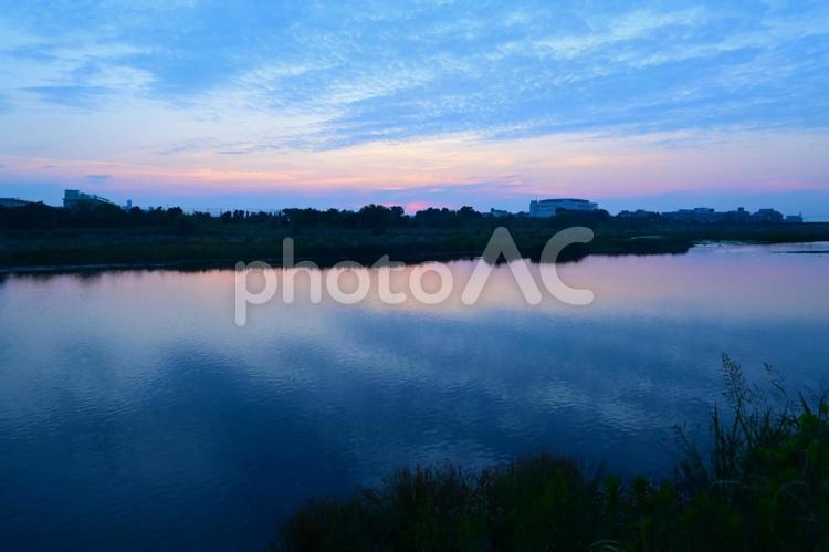 早朝の多摩川河川敷から観た風景２ 早朝,夜明け,風景の写真素材