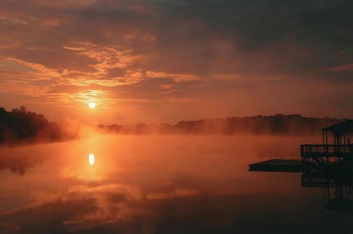 夕焼けに染まる湖の写真