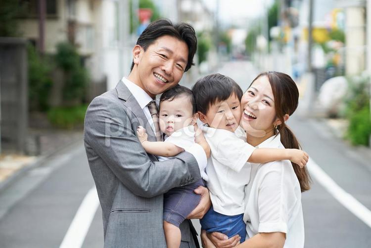 住宅街に立つ、笑顔の家族 家族,育児,笑顔の写真素材