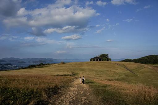 ＜五島の風景＞秋の五島の鬼岳と空の風景 空,鬼岳,山の写真素材