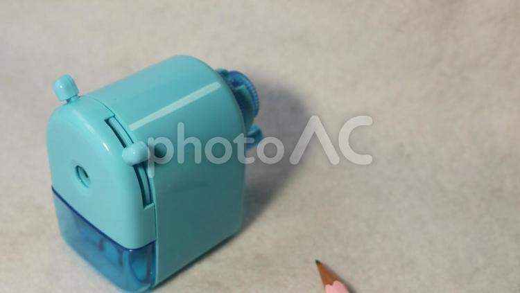 ブルーの手動鉛筆削りと鉛筆 鉛筆削り,回す,鉛筆の写真素材