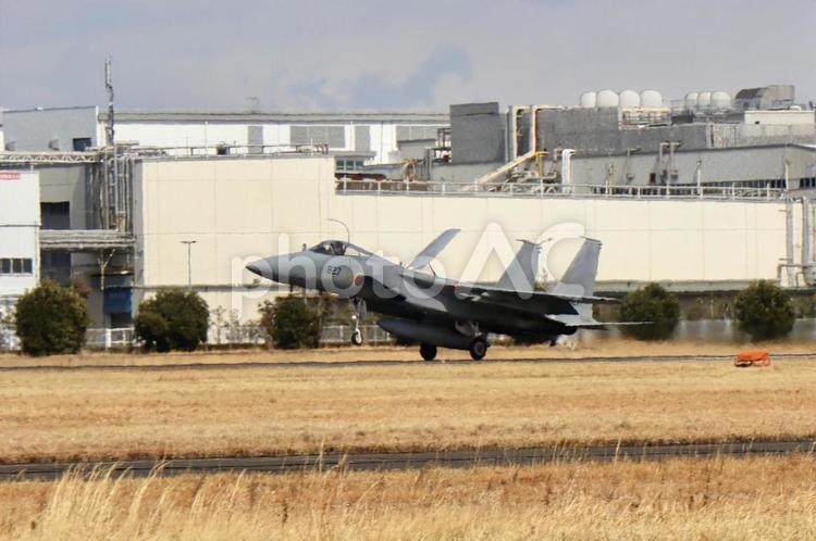滑走路を着陸した戦闘機 飛行機,戦闘機,自衛隊の写真素材