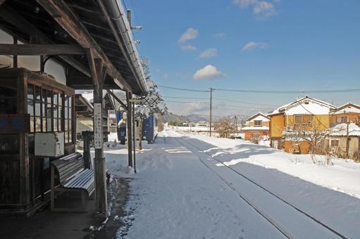雪の駅 若桜鉄道 隼駅 雪の駅 若桜鉄道 隼駅 鉄道,ディーゼルカー,電車の写真素材