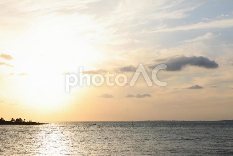 沖縄県　宮古島　夕暮れの海岸 夕焼け,空,太陽の写真素材