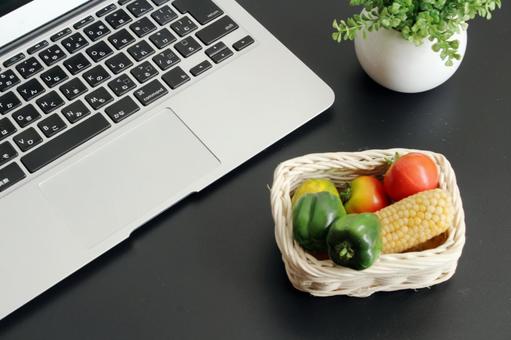 デスクと野菜かごの風景 デスクと野菜かごの風景 ノートパソコン,キーボード,パソコンの写真素材
