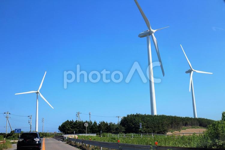 夏の暑い日差しの中　風を受ける風力発電機 風力発電,プロペラ,3枚の写真素材