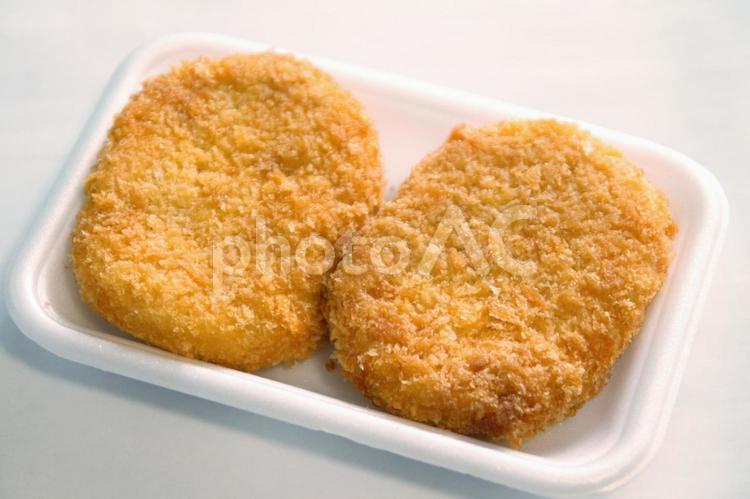 スーパーの総菜コロッケ（白系の背景） スーパー,コロッケ,総菜の写真素材