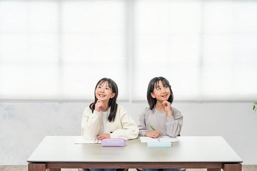 考える女の子 考える女の子 勉強,学習,生徒の写真素材