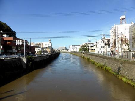 台風一過の青空と増水した柏尾川 台風一過の青空と増水した柏尾川 川,河川,水の写真素材