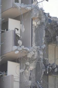 建物の一部が崩れた風景 建物の一部が崩れた風景の写真