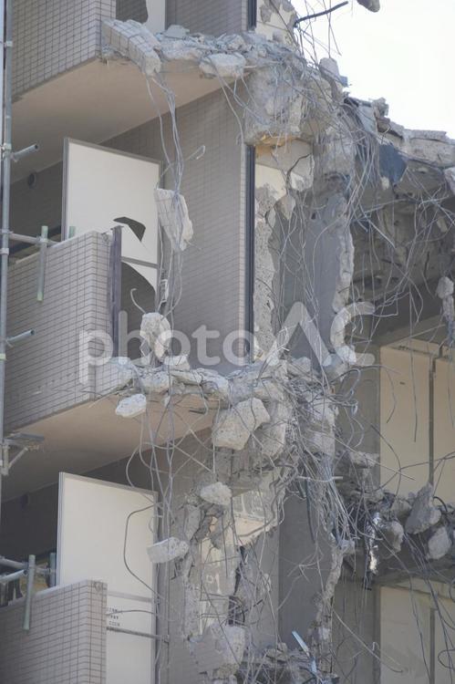 建物の一部が崩れた風景 解体,建物,崩壊の写真素材