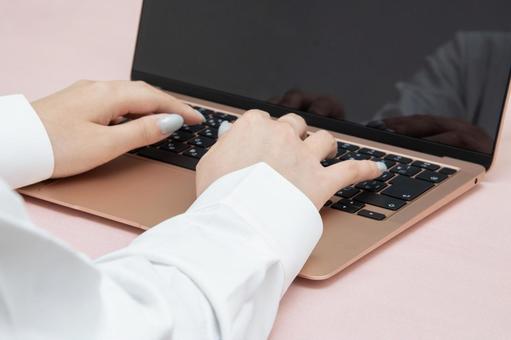 パソコン操作 パソコン,ノートパソコン,pcの写真素材