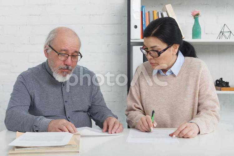 書類を書く老人カップル8 老人,カップル,シニアの写真素材