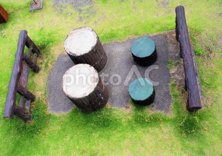 すべり台の上から見た石のベンチとテーブル 住吉公園,テーブル,ベンチの写真素材