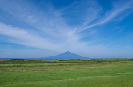草原と海越しに広がる利尻岳の雄大な姿 利尻岳,牧草地,大地の写真素材