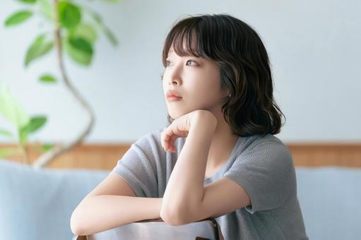 考えごとをする女性 考えごとをする女性 女性,考える,困るの写真素材