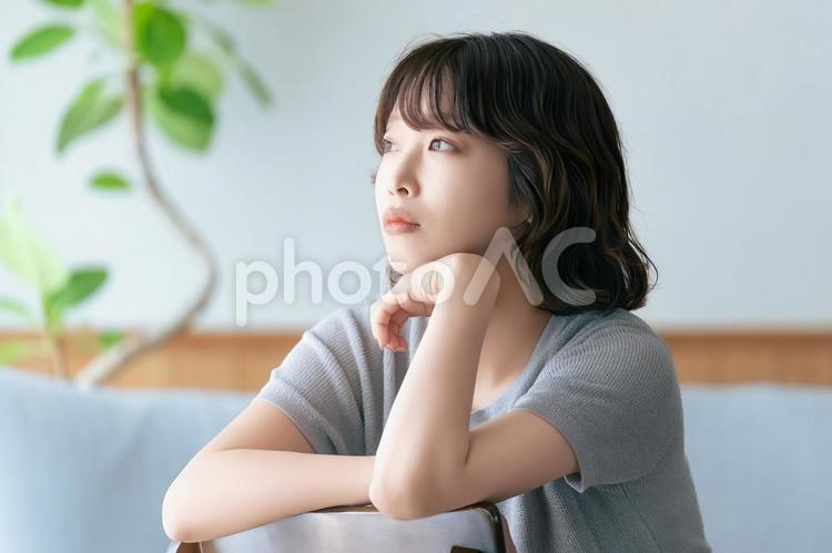 考えごとをする女性 女性,考える,困るの写真素材