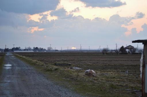 地平線に沈む夕日 明るい 地平線に沈む夕日 明るいの写真