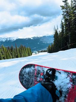 雪山でのスノーボードアドベンチャー 雪山でのスノーボードアドベンチャーの写真