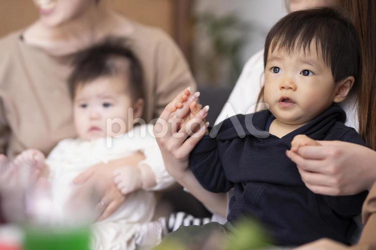 ママ友と男の子 赤ちゃん,キッズカフェ,親子の写真素材