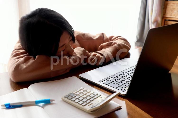 パソコン作業中に居眠りをしてしまう女性 ビジネス,仕事,人物の写真素材