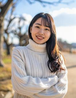 冬・セーター姿の彼女は笑顔の写真