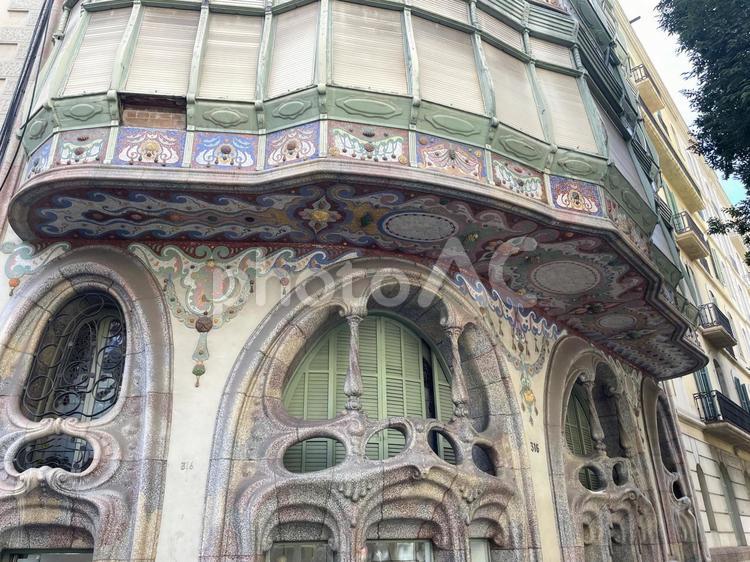 カサ・コマラットの装飾（バルセロナ） バルセロナ,スペイン,カタルーニャの写真素材