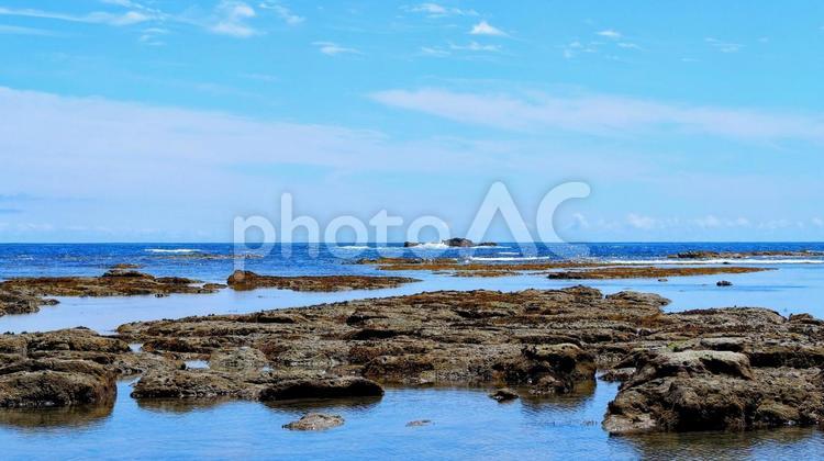 夏の鯛の浦・海辺の岩礁＆水平線（鴨川市） 夏,鯛の浦,岩礁の写真素材
