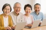 アクティブな高齢者　パソコン教室 パソコン,教室,プログラミングの写真素材