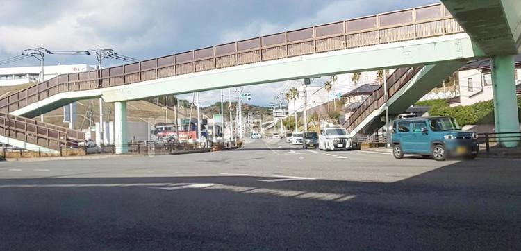 交差点-篠栗町 交差点,歩道橋,車の写真素材