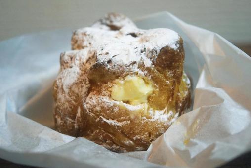 粉糖のかかったシュークリーム シュークリーム,カスタードクリーム,粉糖の写真素材