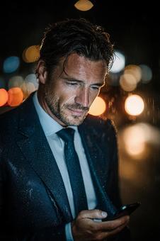 都会の夜のビジネスマン 都会の夜のビジネスマンの写真