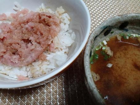 まぐろ丼と味噌汁 まぐろ丼と味噌汁の写真